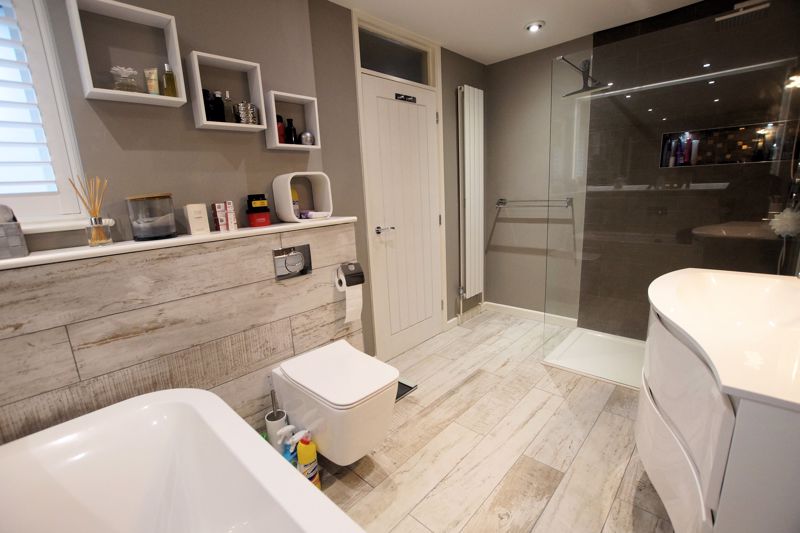En Suite Bath/Shower Room
